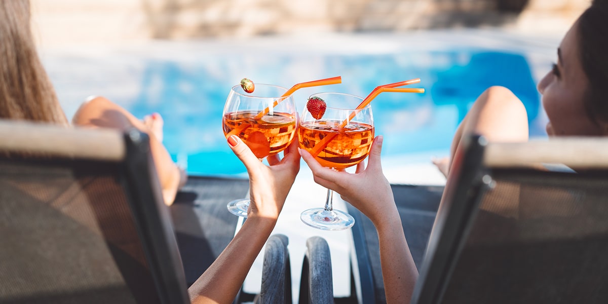 Due ragazze che bevono in piscina - cash one